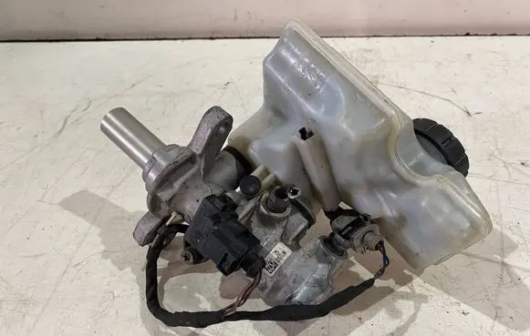 Skoda Octavia Mk3 (5E) Master brake cylinder 5Q1611301B 5Q1611301