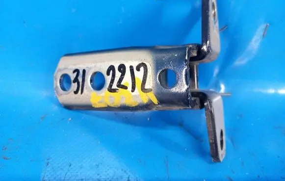 Mitsubishi Outlander Front door lower hinge 5702A064