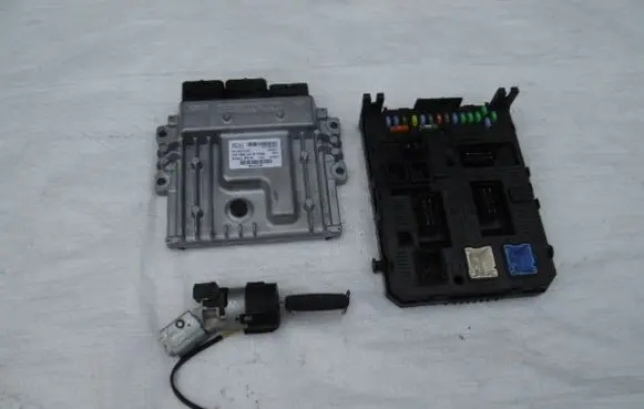 Peugeot RCZ Engine ECU kit and lock set 9667082380