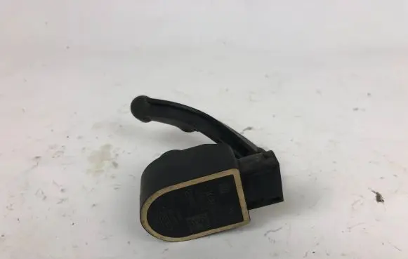 Headlight/headlamp level sensor