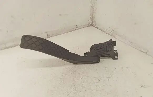 Volkswagen Touareg I Accelerator throttle pedal 7L0723507