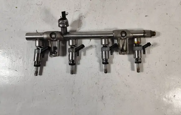 Volkswagen Tiguan Fuel main line pipe 06L133317N
