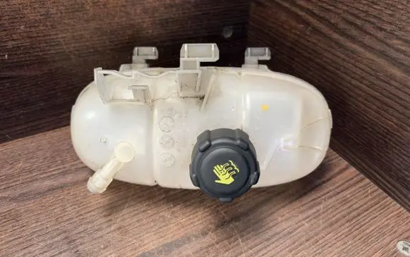 Coolant expansion tank/reservoir