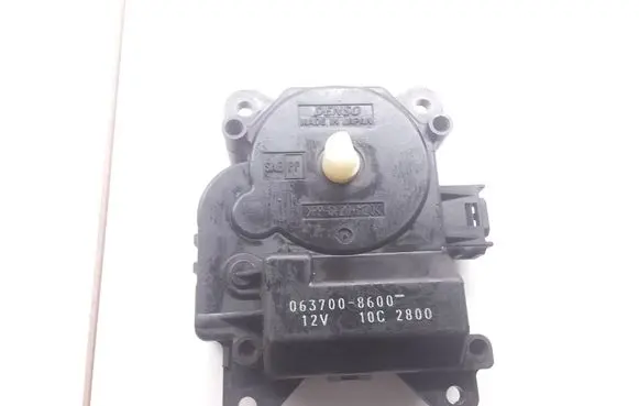 Toyota Avensis Verso Intake manifold valve actuator/motor 0637008600