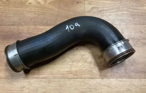 Volkswagen PASSAT B6 Intercooler pipe mounting bracket 