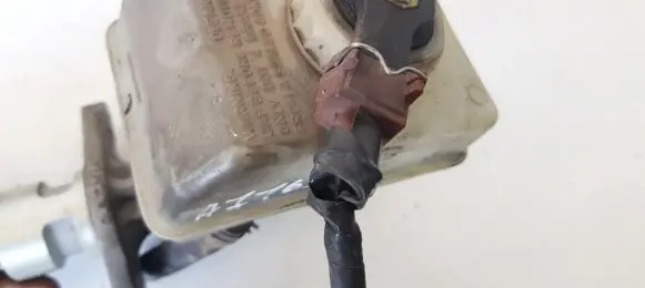 Brake fluid reservoir