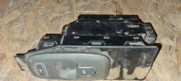 Volvo V70 Electric window control switch 8682950