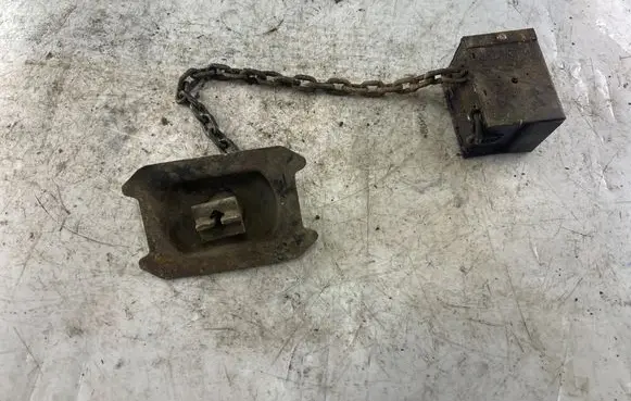 Mitsubishi Pajero Sport I Spare wheel mounting bracket 