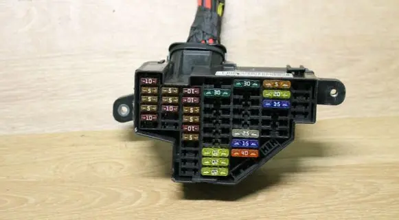 Volkswagen PASSAT B6 Fuse module