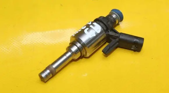 Audi A5 8T 8F Fuel injector 06K906036