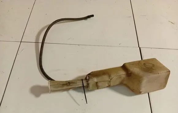 Windshield washer fluid reservoir/tank