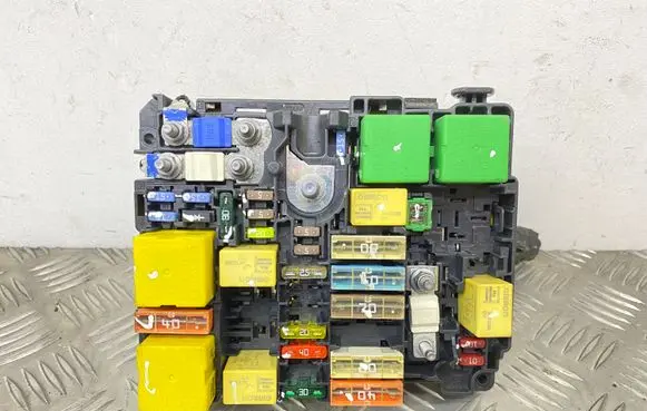 Peugeot 208 Fuse module 9804848580