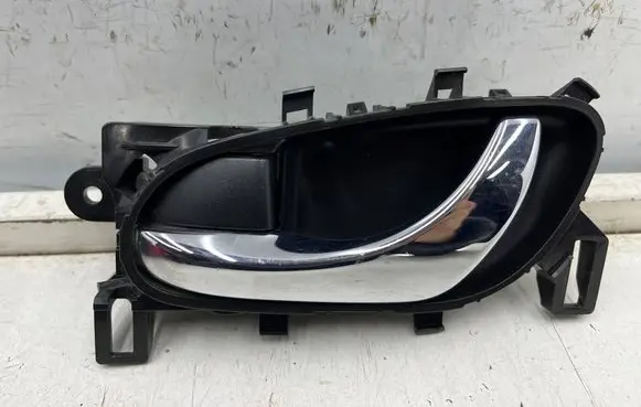 Nissan Rogue Front door interior handle 