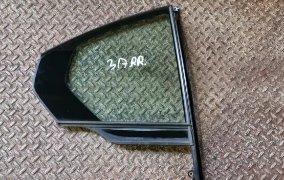 BMW 3 G20 G21 Rear vent window glass 7956344