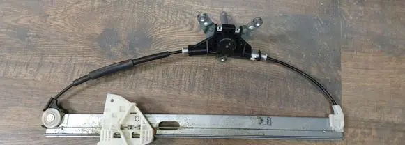 Mazda 2 Front window lifting mechanism without motor