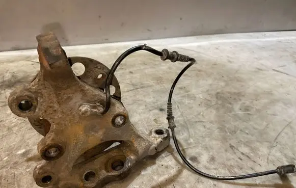 Mercedes-Benz C W203 Front wheel hub 20900