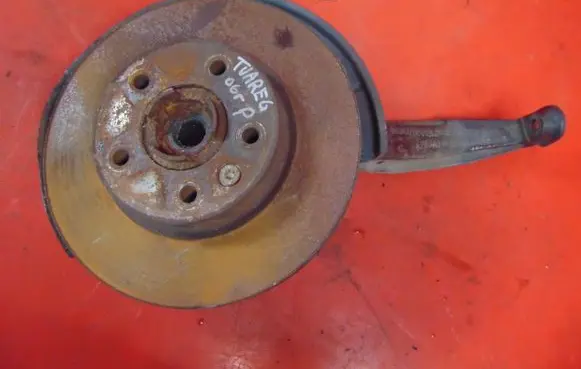 Volkswagen Touareg I Front wheel hub spindle knuckle