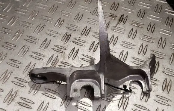 Gearbox mounting bracket