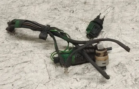 Volkswagen PASSAT B7 Windscreen/windshield washer pump 1K6955651 3122789