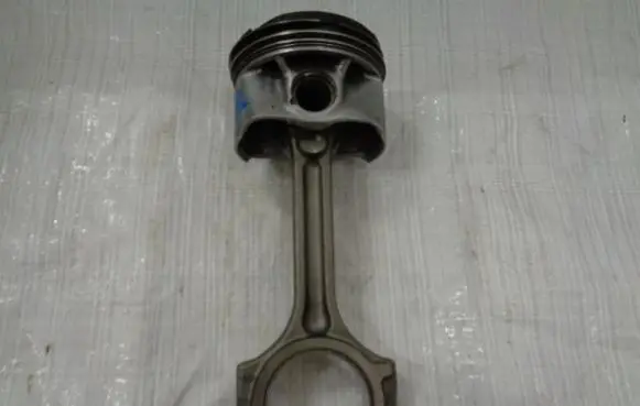 Renault Clio IV Piston with connecting rod
