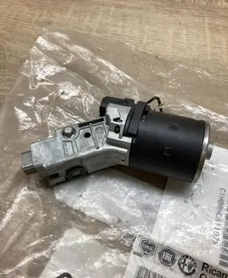 Peugeot 208 I Ignition lock 9673257480