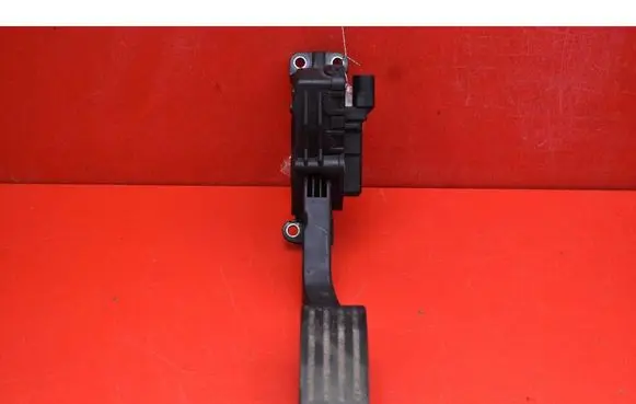 Accelerator throttle pedal