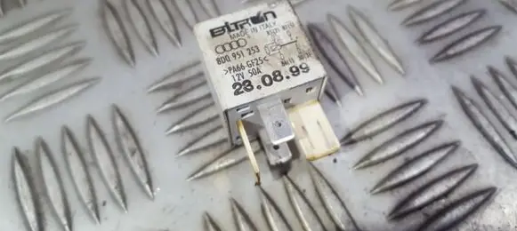 Volkswagen PASSAT B4 Other relay 8d0951253