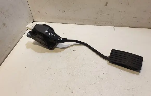 Accelerator throttle pedal