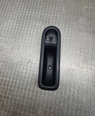 Renault Twingo II Electric window control switch 8200356513