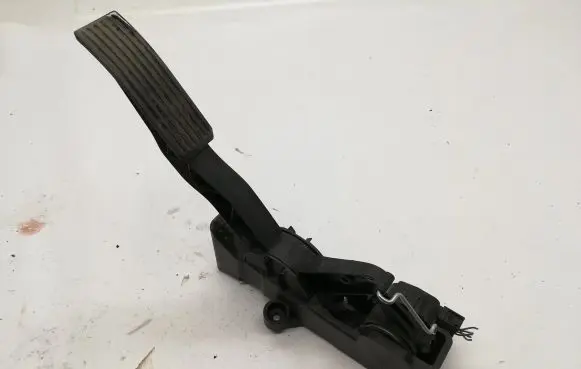 Mercedes-Benz A W169 Accelerator throttle pedal A1693000304
