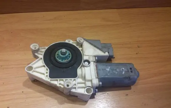 Peugeot 607 Rear door window regulator motor 103315104