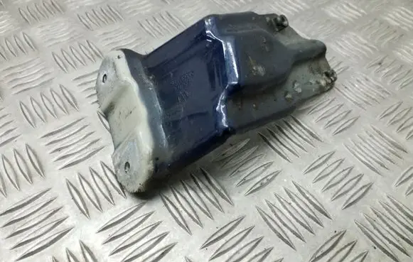 Volkswagen Golf Plus Fender mounting bracket 5M0821136