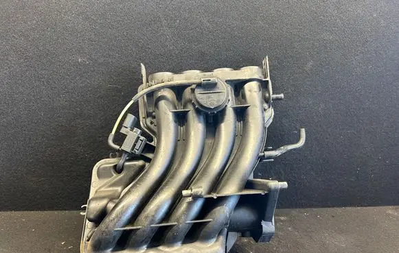 Volkswagen Golf V Intake manifold 06a133185