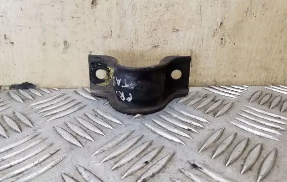 Honda CR-V Sway bar bush bracket, front 