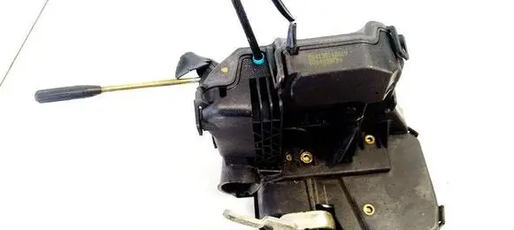 Mercedes-Benz C W203 Front door lock 2037200435