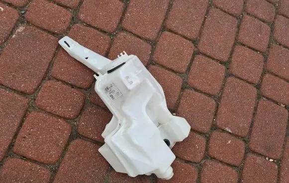 Renault Clio IV Windshield washer fluid reservoir/tank 289104250R