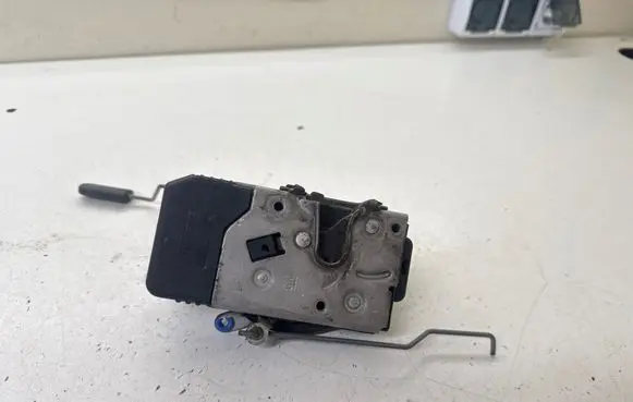 Renault Trafic II (X83) Front door lock 8200008260