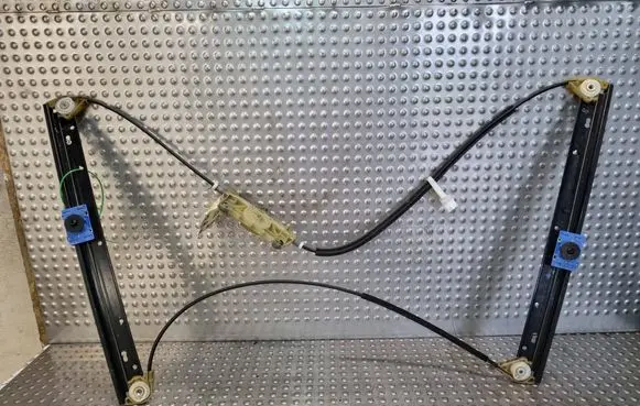 Front window lifting mechanism without motor