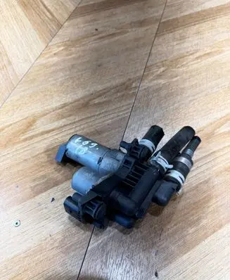 Mercedes-Benz S W220 Coolant heater control valve 2208300084