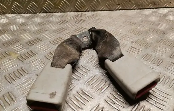 Lexus IS 220D-250-350 Middle seatbelt buckle (rear) 