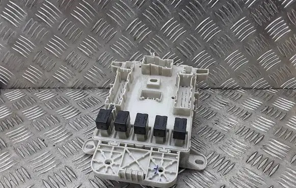 Toyota RAV 4 (XA20) Fuse module AM140A
