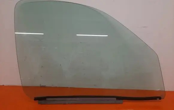 Nissan Kubistar Front door window glass four-door 43R-000929