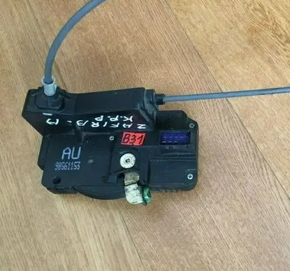 Opel Zafira A Front door lock 90561153