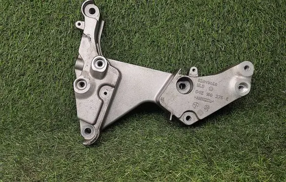 Volkswagen Jetta VI Engine mounting bracket 04E199275E