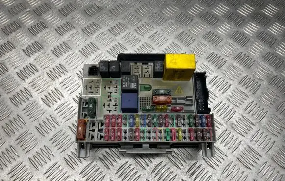 Opel Astra G Fuse module 90589965