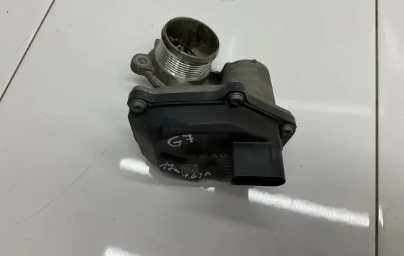 Volkswagen Golf VII Throttle valve 04L131501M
