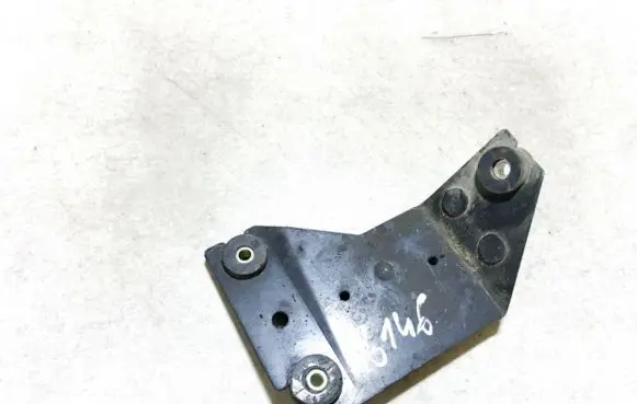 Nissan Primera Engine mounting bracket