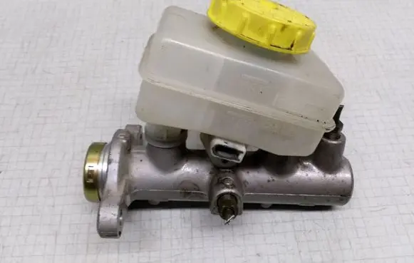 Nissan Maxima Master brake cylinder