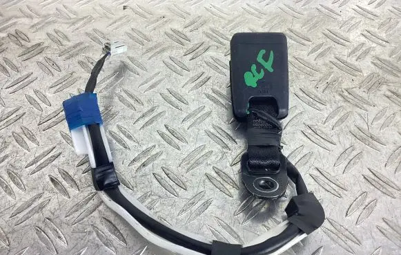 Lexus RC Rear seatbelt buckle