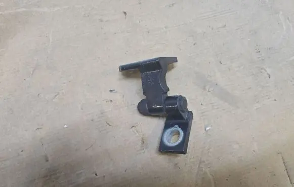Volkswagen PASSAT B6 Rear door upper hinge 3C4833402D